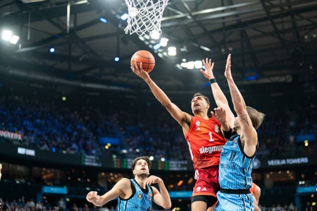 Oscar da Silva (FC Bayern Muenchen Basketball, 01) beim Korbleger, Niklas Wimberg (Veolia Towers Hamburg, 17), GER, Veolia Towers Hamburg vs FC Bayern Muenchen Basketball, Basketball, Bundesliga, Spieltag 22, Saison 2025 2026, 29.03.2026 GER, Veolia Towers Hamburg vs FC Bayern Muenchen Basketball, Basketball, Bundesliga, Spieltag 22, Saison 2025 2026, 29.03.2026 Hamburg Copyright: xEibner-Pressefoto MaxxVincenx EP_MVN