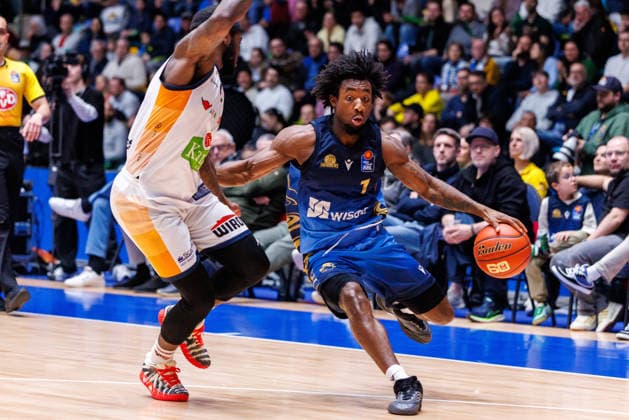 easycredit BBL, Frankfurt Skyliners - Rostock Seawolves, 29.03.2026 Isaiah Swope (Frankfurt Skyliners, 1) gegen TJ Crockett Jr. (Rostock Seawolves, 0) Spiel der easycredit BBL: Frankfurt Skyliners - Rostock Seawolves; am 26. Spieltag der Saison 25 26 in der Süwag Energie ARENA am 29.03.2026 Copyright: xBEAUTIFULxSPORTS Hahnex