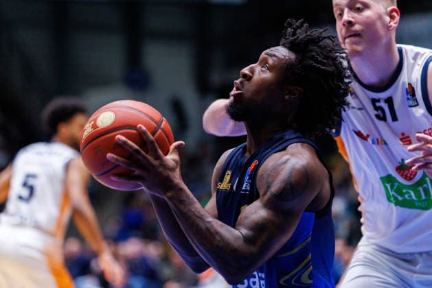 easycredit BBL, Frankfurt Skyliners - Rostock Seawolves, 29.03.2026 Isaiah Swope (Frankfurt Skyliners, 1) unter dem Korb gegen Bent Leuchten (Rostock Seawolves, 51) Spiel der easycredit BBL: Frankfurt Skyliners - Rostock Seawolves; am 26. Spieltag der Saison 25 26 in der Süwag Energie ARENA am 29.03.2026 Copyright: xBEAUTIFULxSPORTS Hahnex