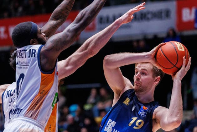 easycredit BBL, Frankfurt Skyliners - Rostock Seawolves, 29.03.2026 Till Pape (Frankfurt Skyliners, 19) unter dem Korb gegen TJ Crockett Jr. (Rostock Seawolves, 0) Spiel der easycredit BBL: Frankfurt Skyliners - Rostock Seawolves; am 26. Spieltag der Saison 25 26 in der Süwag Energie ARENA am 29.03.2026 Copyright: xBEAUTIFULxSPORTS Hahnex