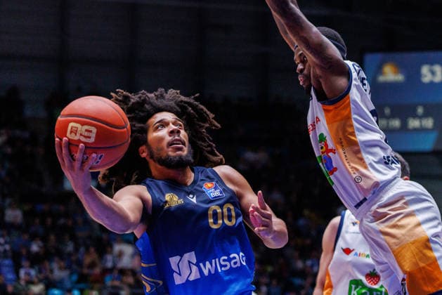 easycredit BBL, Frankfurt Skyliners - Rostock Seawolves, 29.03.2026 Tyger Campbell (Frankfurt Skyliners, 00) mit einem Unterhandwurf gegen TJ Crockett Jr. (Rostock Seawolves, 0) Spiel der easycredit BBL: Frankfurt Skyliners - Rostock Seawolves; am 26. Spieltag der Saison 25 26 in der Süwag Energie ARENA am 29.03.2026 Copyright: xBEAUTIFULxSPORTS Hahnex