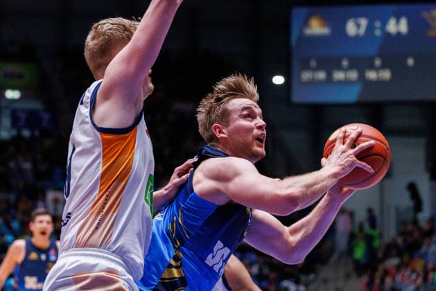 easycredit BBL, Frankfurt Skyliners - Rostock Seawolves, 29.03.2026 Till Pape (Frankfurt Skyliners, 19) unter dem Korb gegen Bent Leuchten (Rostock Seawolves, 51) Spiel der easycredit BBL: Frankfurt Skyliners - Rostock Seawolves; am 26. Spieltag der Saison 25 26 in der Süwag Energie ARENA am 29.03.2026 Copyright: xBEAUTIFULxSPORTS Hahnex