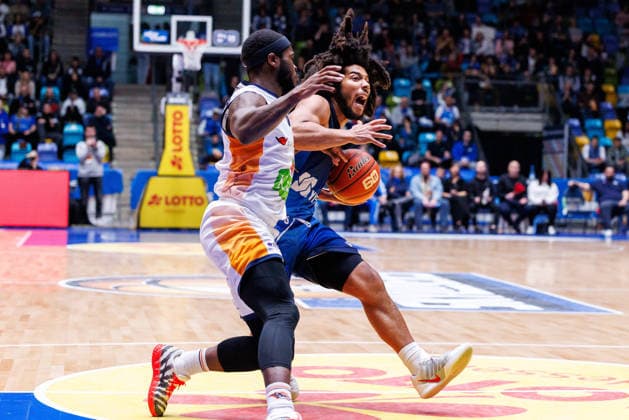 easycredit BBL, Frankfurt Skyliners - Rostock Seawolves, 29.03.2026 Tyger Campbell (Frankfurt Skyliners, 00) gegen TJ Crockett Jr. (Rostock Seawolves, 0) Spiel der easycredit BBL: Frankfurt Skyliners - Rostock Seawolves; am 26. Spieltag der Saison 25 26 in der Süwag Energie ARENA am 29.03.2026 Copyright: xBEAUTIFULxSPORTS Hahnex