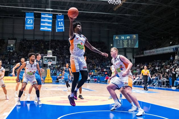 easycredit BBL, Frankfurt Skyliners - Rostock Seawolves, 29.03.2026 Kassim Nicholson (Rostock Seawolves, 8) sichert einen Rebound Spiel der easycredit BBL: Frankfurt Skyliners - Rostock Seawolves; am 26. Spieltag der Saison 25 26 in der Süwag Energie ARENA am 29.03.2026 Copyright: xBEAUTIFULxSPORTS Hahnex