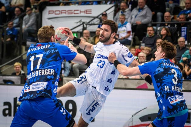 Tim Suton (TBV Lemgo Lippe, 23) zwischen Samuel Roethlisberger (TVB Stuttgart, 17) und Max Haefner (TVB Stuttgart, 03) GER, TVB Stuttgart - TBV Lemgo Lippe, DAIKIN HBL, Handball, Bundesliga, 26. Spieltag, Spielzeit 2025 2026, 29.03.2026 GER, TVB Stuttgart - TBV Lemgo Lippe, DAIKIN HBL, Handball, Bundesliga, 26. Spieltag, Spielzeit 2025 2026, 29.03.2026 Stuttgart Copyright: xSandyxDinkelackerx EP_SDR