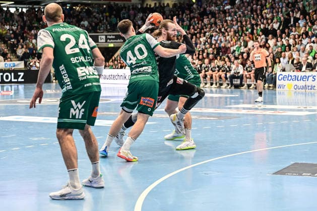 DAIKIN HBL Bundesliga: Frisch Auf! Göppingen - HC Erlangen; Göppingen, 29.03.2026 Antonio Metzner (HC Erlangen, 27) scheitert an der Verteidigung hier Elias Newel (FRISCH AUF! Göppingen, 40). Göppingen, 29.03.2026, 26. Spieltag der DAIKIN Handball-Bundesliga, Frisch Auf! Göppingen - HC Erlangen EWS-Arena, Göppingen. Copyright: xBEAUTIFULxSPORTS Märklx