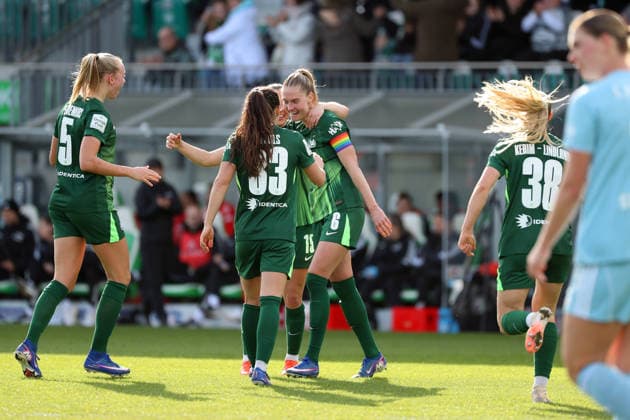 VfL vs. Berlin, BL Frauen Wolfsburg, 29.03.2026, Fußball, Frauen, Google Pixel Bundesliga, Saison 2025 2026, VfL Wolfsburg vs FC Union Berlin, Janina Minge (VfL Wolfsburg) jubelt mit der Mannschaft nach ihrem Tor zum 1:0 AOK Stadion Niedersachsen Deutschland
