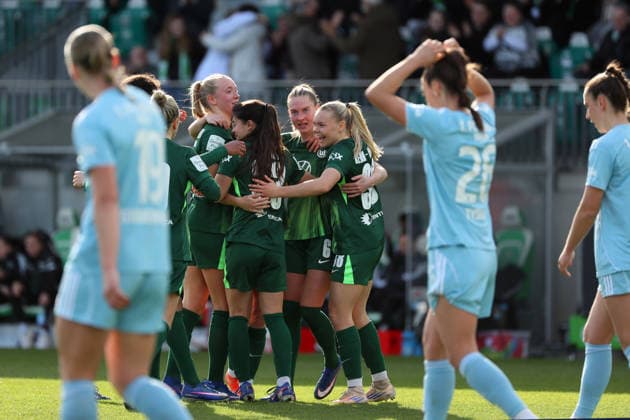 VfL vs. Berlin, BL Frauen Wolfsburg, 29.03.2026, Fußball, Frauen, Google Pixel Bundesliga, Saison 2025 2026, VfL Wolfsburg vs FC Union Berlin, Janina Minge (VfL Wolfsburg) jubelt mit der Mannschaft nach ihrem Tor zum 1:0 AOK Stadion Niedersachsen Deutschland