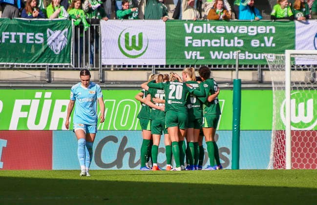 Deutschland: Frauen-Bundesliga 2025 2026, 22. Spieltag - VfL Wolfsburg VS 1. FC Union Berlin - AOK Stadion (Wolfsburg): Tor und Torjubel zum Mannschaftsfoto, Totale VfL Wolfsburg Frauen Wolfsburg Copyright: xAymanxAlahmedx