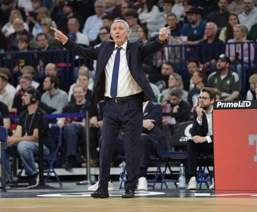 Headcoach Svetislav Pesic Basketball, Herren, Saison 2025 2026, easyCredit Basketball-Bundesliga, Basketball, Veolia Hamburg Towers gegen FC Bayern Muenchen