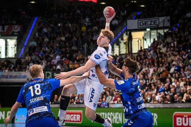 Lukas Hutecek (TBV Lemgo Lippe, 02) zwischen Linus Schmid (TVB Stuttgart, 18) und Antonio Serradilla (TVB Stuttgart, 05) GER, TVB Stuttgart - TBV Lemgo Lippe, DAIKIN HBL, Handball, Bundesliga, 26. Spieltag, Spielzeit 2025 2026, 29.03.2026 GER, TVB Stuttgart - TBV Lemgo Lippe, DAIKIN HBL, Handball, Bundesliga, 26. Spieltag, Spielzeit 2025 2026, 29.03.2026 Stuttgart Copyright: xSandyxDinkelackerx EP_SDR
