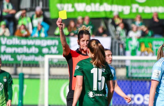 Deutschland: Frauen-Bundesliga 2025 2026, 22. Spieltag - VfL Wolfsburg VS 1. FC Union Berlin - AOK Stadion (Wolfsburg): Gelbe Karte für Spieler Janou Levels (VfL Wolfsburg Frauen, 15) Schiedsrichter Anna-Lena Heidenreich Wolfsburg Copyright: xAymanxAlahmedx