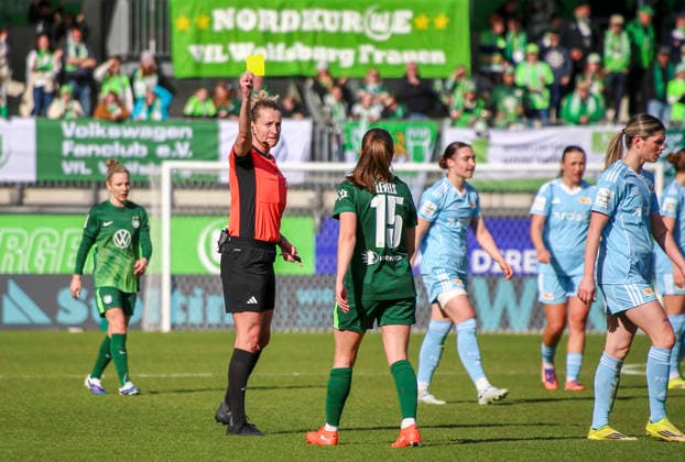 Deutschland: Frauen-Bundesliga 2025 2026, 22. Spieltag - VfL Wolfsburg VS 1. FC Union Berlin - AOK Stadion (Wolfsburg): Gelbe Karte für Spieler Janou Levels (VfL Wolfsburg Frauen, 15) Schiedsrichter Anna-Lena Heidenreich Wolfsburg Copyright: xAymanxAlahmedx