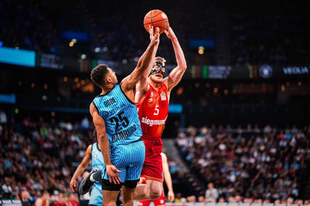 Easycredit BBL: Veolia Towers Hamburg - FC Bayern München Basketball, 29.03.2026 Niels Giffey (FC Bayern München Basketball, 5) gegen Kenneth Ogbe (Veolia Towers Hamburg, 25); Easycredit BBL: Veolia Towers Hamburg vs. FC Bayern München Basketball am 29.03.2026 in der Barclays Arena, Hamburg Copyright: xBEAUTIFULxSPORTS Tonhäuserx