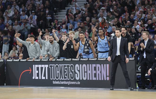 Die Hamburger Bank feiert einen Punkt Basketball, Herren, Saison 2025 2026, easyCredit Basketball-Bundesliga, Basketball, Veolia Hamburg Towers gegen FC Bayern Muenchen