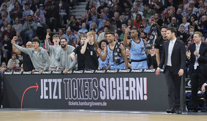Die Hamburger Bank feiert einen Punkt Basketball, Herren, Saison 2025 2026, easyCredit Basketball-Bundesliga, Basketball, Veolia Hamburg Towers gegen FC Bayern Muenchen