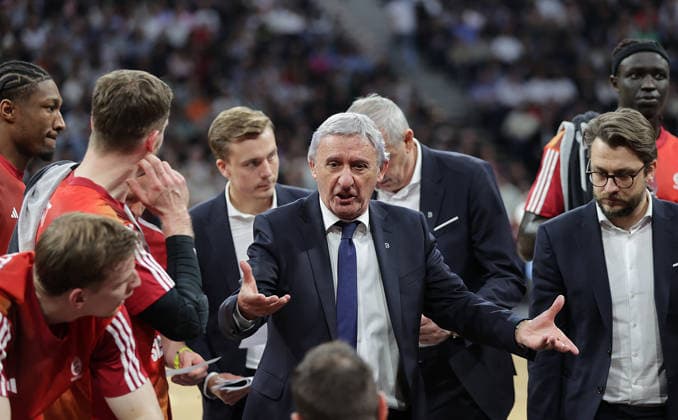 Auszeit Headcoach Svetislav Pesic Basketball, Herren, Saison 2025 2026, easyCredit Basketball-Bundesliga, Basketball, Veolia Hamburg Towers gegen FC Bayern Muenchen