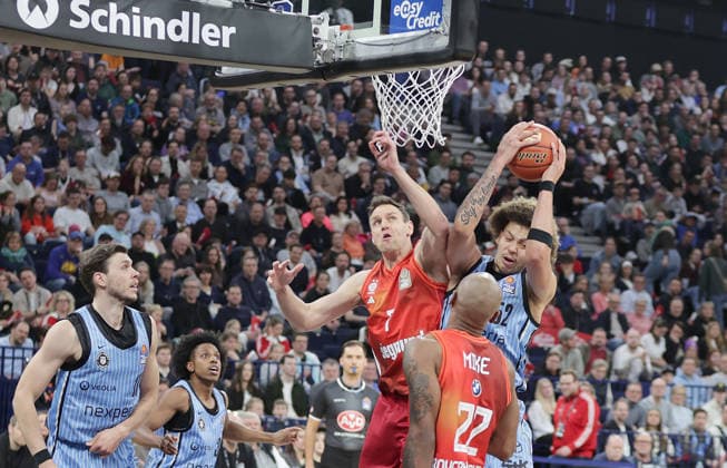 Johannes Voigtmann (FC Bayern Muenchen), Zacharie Perrin (Veolia Towers Hamburg) Basketball, Herren, Saison 2025 2026, easyCredit Basketball-Bundesliga, Basketball, Veolia Hamburg Towers gegen FC Bayern Muenchen