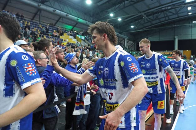 Handball DAIKIN HBL, SC DHfK Leipzig - ThSV Eisenach; 29.03.2026 Stephan Seitz (44, ThSV Eisenach) bedankt sich bei den mitgereisten Fans. Handball, DAIKIN HBL, 1. Bundesliga, Saison 2025 2026, 26. Spieltag: SC DHfK Leipzig vs. ThSV Eisenach am 29.03.2026 in der Quarterback Immobilien Arena Leipzig. Copyright: xBEAUTIFULxSPORTS JanxKaeferx