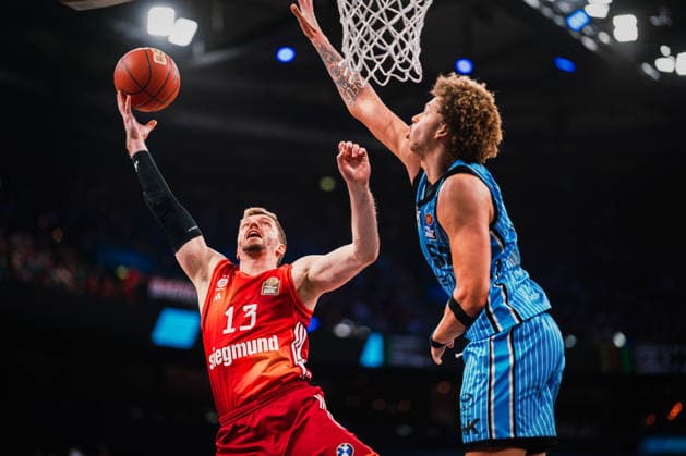 Easycredit BBL: Veolia Towers Hamburg - FC Bayern München Basketball, 29.03.2026 Andreas Obst (FC Bayern München Basketball, 13) wirft, daneben Zacharie Perrin (Veolia Towers Hamburg, 52); Easycredit BBL: Veolia Towers Hamburg vs. FC Bayern München Basketball am 29.03.2026 in der Barclays Arena, Hamburg Copyright: xBEAUTIFULxSPORTS Tonhäuserx