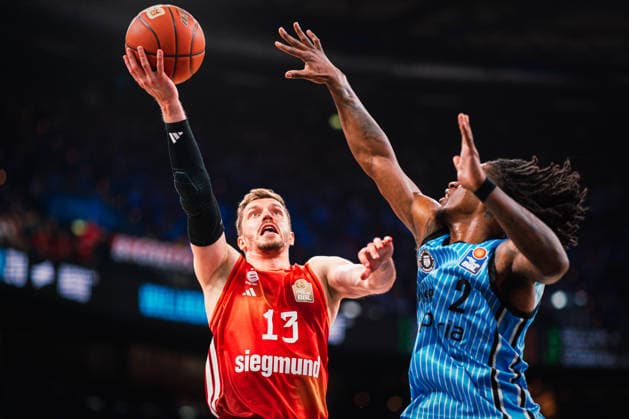 Easycredit BBL: Veolia Towers Hamburg - FC Bayern München Basketball, 29.03.2026 Andreas Obst (FC Bayern München Basketball, 13) wirft, daneben Leonard Thorpe Jr. (Veolia Towers Hamburg, 2); Easycredit BBL: Veolia Towers Hamburg vs. FC Bayern München Basketball am 29.03.2026 in der Barclays Arena, Hamburg Copyright: xBEAUTIFULxSPORTS Tonhäuserx
