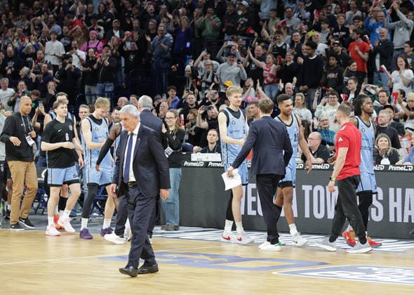Hamburg feiert den Sieg waehrend Bayerns Headcoach Svetislav Pesic enttaeuscht ist Basketball, Herren, Saison 2025 2026, easyCredit Basketball-Bundesliga, Basketball, Veolia Hamburg Towers gegen FC Bayern Muenchen, 96-81