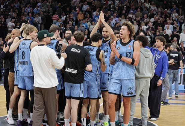 Zacharie Perrin (Veolia Towers Hamburg) und Team feiern den Sieg Basketball, Herren, Saison 2025 2026, easyCredit Basketball-Bundesliga, Basketball, Veolia Hamburg Towers gegen FC Bayern Muenchen, 96-81
