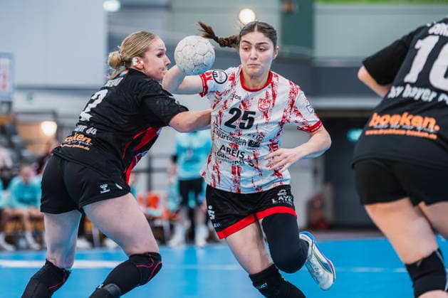 Annika Ingenpaß (TSV Bayer 04 Leverkusen, 02) im Zweikampf mit Annika Distel (TG Nuettingen, 25) TSV Bayer 04 Leverkusen vs. TG Nuertingen, Handball, 2.Handball-Bundesliga, 22.Spieltag, Saison 2025 26, 29.03.2026, TSV Bayer 04 Leverkusen vs. TG Nuertingen, Handball, 2.HBL, 22.Spieltag, Saison 2025 26, 29.03.2026 Leverkusen Copyright: xEibner-Pressefoto LukasxBaldygax EP_LBA