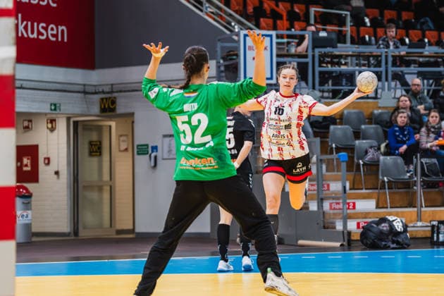 Merle Muth (TSV Bayer 04 Leverkusen, 52), Maileen Seeger (TG Nuettingen, 16) mit einem Wurf TSV Bayer 04 Leverkusen vs. TG Nuertingen, Handball, 2.Handball-Bundesliga, 22.Spieltag, Saison 2025 26, 29.03.2026, TSV Bayer 04 Leverkusen vs. TG Nuertingen, Handball, 2.HBL, 22.Spieltag, Saison 2025 26, 29.03.2026 Leverkusen Copyright: xEibner-Pressefoto LukasxBaldygax EP_LBA