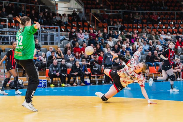 Merle Muth (TSV Bayer 04 Leverkusen, 52), Nora Erhardt (TG Nuettingen, 14) mit einem Sprungwurf TSV Bayer 04 Leverkusen vs. TG Nuertingen, Handball, 2.Handball-Bundesliga, 22.Spieltag, Saison 2025 26, 29.03.2026, TSV Bayer 04 Leverkusen vs. TG Nuertingen, Handball, 2.HBL, 22.Spieltag, Saison 2025 26, 29.03.2026 Leverkusen Copyright: xEibner-Pressefoto LukasxBaldygax EP_LBA