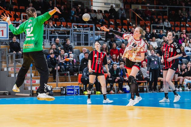Merle Muth (TSV Bayer 04 Leverkusen, 52), Nora Erhardt (TG Nuettingen, 14) Sprungwurf TSV Bayer 04 Leverkusen vs. TG Nuertingen, Handball, 2.Handball-Bundesliga, 22.Spieltag, Saison 2025 26, 29.03.2026, TSV Bayer 04 Leverkusen vs. TG Nuertingen, Handball, 2.HBL, 22.Spieltag, Saison 2025 26, 29.03.2026 Leverkusen Copyright: xEibner-Pressefoto LukasxBaldygax EP_LBA