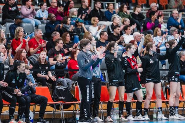 Sybille Gruner (TSV Bayer 04 Leverkusen, Trainierin) jubelt mit den Auswechselspielerinnen TSV Bayer 04 Leverkusen vs. TG Nuertingen, Handball, 2.Handball-Bundesliga, 22.Spieltag, Saison 2025 26, 29.03.2026, TSV Bayer 04 Leverkusen vs. TG Nuertingen, Handball, 2.HBL, 22.Spieltag, Saison 2025 26, 29.03.2026 Leverkusen Copyright: xEibner-Pressefoto LukasxBaldygax EP_LBA