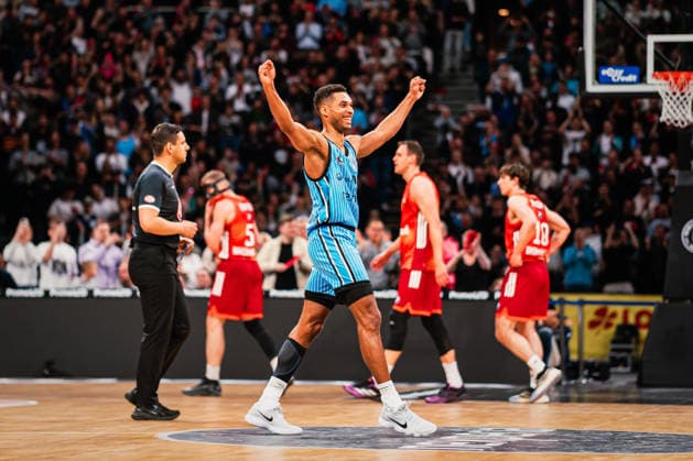 Easycredit BBL: Veolia Towers Hamburg - FC Bayern München Basketball, 29.03.2026 Kenneth Ogbe (Veolia Towers Hamburg, 25) jubelt; Easycredit BBL: Veolia Towers Hamburg vs. FC Bayern München Basketball am 29.03.2026 in der Barclays Arena, Hamburg Copyright: xBEAUTIFULxSPORTS Tonhäuserx