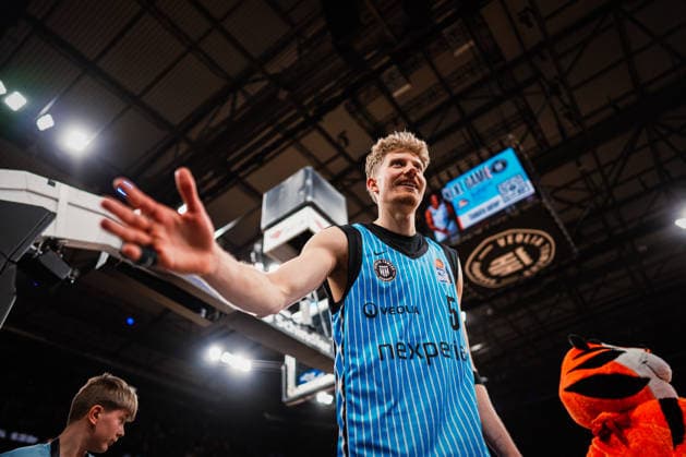 Easycredit BBL: Veolia Towers Hamburg - FC Bayern München Basketball, 29.03.2026 Zsombor Maronka (Veolia Towers Hamburg, 5) klatscht mit den Fans ab; Easycredit BBL: Veolia Towers Hamburg vs. FC Bayern München Basketball am 29.03.2026 in der Barclays Arena, Hamburg Copyright: xBEAUTIFULxSPORTS Tonhäuserx