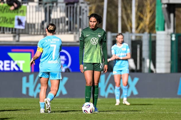 Fußball I Frauen I Saison 2025-2026 I Bundesliga I 22. Spieltag I VfL Wolfsburg - 1. FC Union Berlin I 29.03.2026 Nach dem Gegentreffer steht Cora Zicai (28, VfL Wolfsburg) mit dem Ball am Mittelkreis Freisteller, Nahaufnahme, Porträt, Portrait, Einzelfoto, Einzelbild, Körper Wolfsburg AOK Stadion Niedersachsen Deutschland Copyright: xLobeca InesxHähnelx