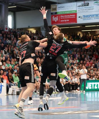 29.03.2026, Deutschland, Göppingen, Handball DAIKIN HBL, FRISCH AUF! Göppingen vs. HC Erlangen, v.l. Maciej Gebala (HC), Antonio Metzner (HC), Erik Persson (FAG)