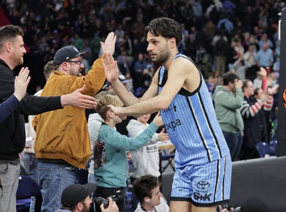 Benedikt Turudic (Veolia Towers Hamburg) feiert mit den Fans Basketball, Herren, Saison 2025 2026, easyCredit Basketball-Bundesliga, Basketball, Veolia Hamburg Towers gegen FC Bayern Muenchen, 96-81
