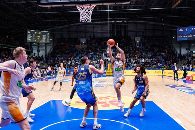 easycredit BBL, Frankfurt Skyliners - Rostock Seawolves, 29.03.2026 Elias Baggette (Rostock Seawolves, 4) zieht zum Korb Spiel der easycredit BBL: Frankfurt Skyliners - Rostock Seawolves; am 26. Spieltag der Saison 25 26 in der Süwag Energie ARENA am 29.03.2026 Copyright: xBEAUTIFULxSPORTS Hahnex