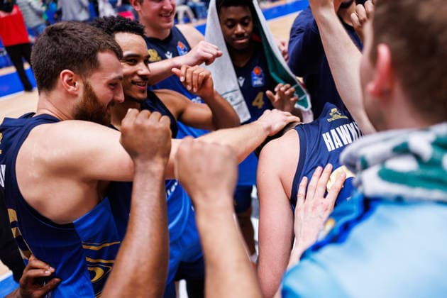 easycredit BBL, Frankfurt Skyliners - Rostock Seawolves, 29.03.2026 Frankfurt freut sich dagegen über den 97:74 Heimsieg; hier feiert das Team den Topscorer des TeamsM; Ryan Hawkins (Frankfurt Skyliners, 33) erzielte mit 22 Punkten die meisten Punkte im Spiel Spiel der easycredit BBL: Frankfurt Skyliners - Rostock Seawolves; am 26. Spieltag der Saison 25 26 in der Süwag Energie ARENA am 29.03.2026 Copyright: xBEAUTIFULxSPORTS Hahnex