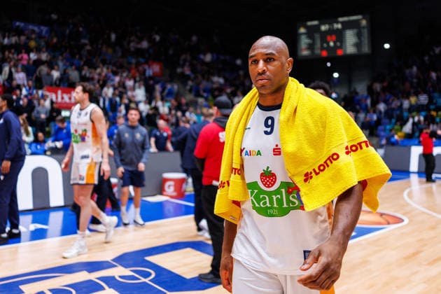 easycredit BBL, Frankfurt Skyliners - Rostock Seawolves, 29.03.2026 Frustrierte Gesichert nach dem Spiel bei den Rostock Seawolves; hier u. a.: DeAndre Lansdowne (Rostock Seawolves, 9) Spiel der easycredit BBL: Frankfurt Skyliners - Rostock Seawolves; am 26. Spieltag der Saison 25 26 in der Süwag Energie ARENA am 29.03.2026 Copyright: xBEAUTIFULxSPORTS Hahnex