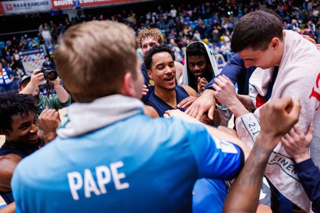 easycredit BBL, Frankfurt Skyliners - Rostock Seawolves, 29.03.2026 Frankfurt freut sich dagegen über den 97:74 Heimsieg; hier feiert das Team den Topscorer des TeamsM; Ryan Hawkins (Frankfurt Skyliners, 33) erzielte mit 22 Punkten die meisten Punkte im Spiel Spiel der easycredit BBL: Frankfurt Skyliners - Rostock Seawolves; am 26. Spieltag der Saison 25 26 in der Süwag Energie ARENA am 29.03.2026 Copyright: xBEAUTIFULxSPORTS Hahnex