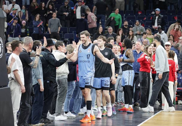 Jan Niklas Wimberg (Veolia Towers Hamburg) und Team feiern mit den Fans Basketball, Herren, Saison 2025 2026, easyCredit Basketball-Bundesliga, Basketball, Veolia Hamburg Towers gegen FC Bayern Muenchen, 96-81
