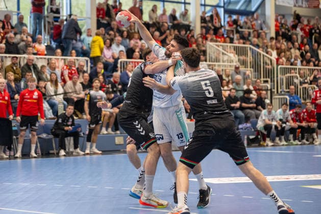 Tom Wolf (TuSEM Essen, 26) und Valentin Willner (TuSEM Essen, 05) gegen Juan de la Pena (SG BBM Bietigheim, 13). TuSEM Essen vs. SG BBM Bietigheim, Handball, 2. HBL, 25. Spieltag, Saison 2025 2026, 29.03.2026 TuSEM Essen vs. SG BBM Bietigheim, Handball, 2. HBL, 25. Spieltag, Saison 2025 2026, 29.03.2026 Essen Copyright: xEibner-Pressefoto ThomasxHaeslerx EP_THR