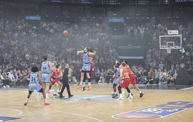 Anwurf in der ausverkauften Arena Basketball, Herren, Saison 2025 2026, easyCredit Basketball-Bundesliga, Basketball, Veolia Hamburg Towers gegen FC Bayern Muenchen, 96-81