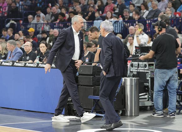 Ratlos das Trainerteam der Bayern Headcoach Svetislav Pesic u d sein Co Emir Mutapcic Basketball, Herren, Saison 2025 2026, easyCredit Basketball-Bundesliga, Basketball, Veolia Hamburg Towers gegen FC Bayern Muenchen, 96-81