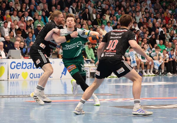 29.03.2026, Deutschland, Göppingen, Handball DAIKIN HBL, FRISCH AUF! Göppingen vs. HC Erlangen, v.l. Maciej Gebala (HC), Erik Persson (FAG)Florian Scheerer (HC)