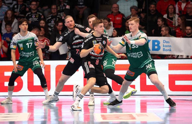29.03.2026, Deutschland, Göppingen, Handball DAIKIN HBL, FRISCH AUF! Göppingen vs. HC Erlangen, v.l. Sander Overjordet (HC), Ymir Örn Gislason (FAG)