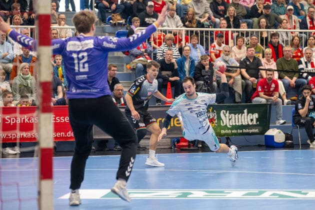 Dominik Claus (SG BBM Bietigheim, 07) hat sich gegen Nils Homscheid (TuSEM Essen, 15) durchgesetzt und wirft. TuSEM Essen vs. SG BBM Bietigheim, Handball, 2. HBL, 25. Spieltag, Saison 2025 2026, 29.03.2026 TuSEM Essen vs. SG BBM Bietigheim, Handball, 2. HBL, 25. Spieltag, Saison 2025 2026, 29.03.2026 Essen Copyright: xEibner-Pressefoto ThomasxHaeslerx EP_THR