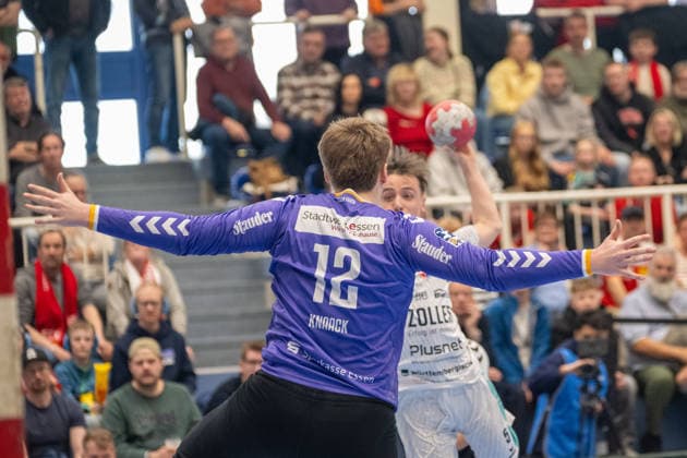 Nico Bacani (SG BBM Bietigheim, 05) trifft gegen Finn Knaack (TuSEM Essen, 12). TuSEM Essen vs. SG BBM Bietigheim, Handball, 2. HBL, 25. Spieltag, Saison 2025 2026, 29.03.2026 TuSEM Essen vs. SG BBM Bietigheim, Handball, 2. HBL, 25. Spieltag, Saison 2025 2026, 29.03.2026 Essen Copyright: xEibner-Pressefoto ThomasxHaeslerx EP_THR