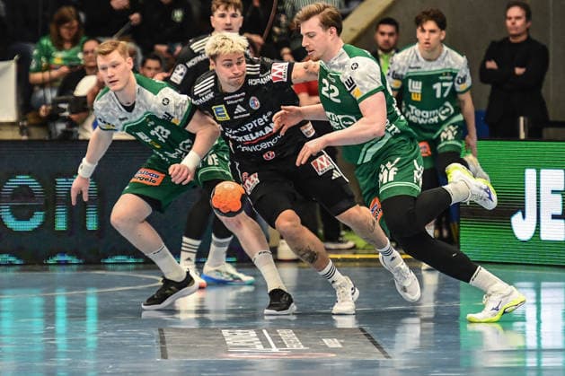 DAIKIN HBL Bundesliga: Frisch Auf! Göppingen - HC Erlangen; Göppingen, 29.03.2026 Harter Kampf um den Ball zwischen Erik Persson (FRISCH AUF! Göppingen, 22) und Marek Nissen (HC Erlangen, 6) Göppingen, 29.03.2026, 26. Spieltag der DAIKIN Handball-Bundesliga, Frisch Auf! Göppingen - HC Erlangen EWS-Arena, Göppingen. Copyright: xBEAUTIFULxSPORTS Märklx